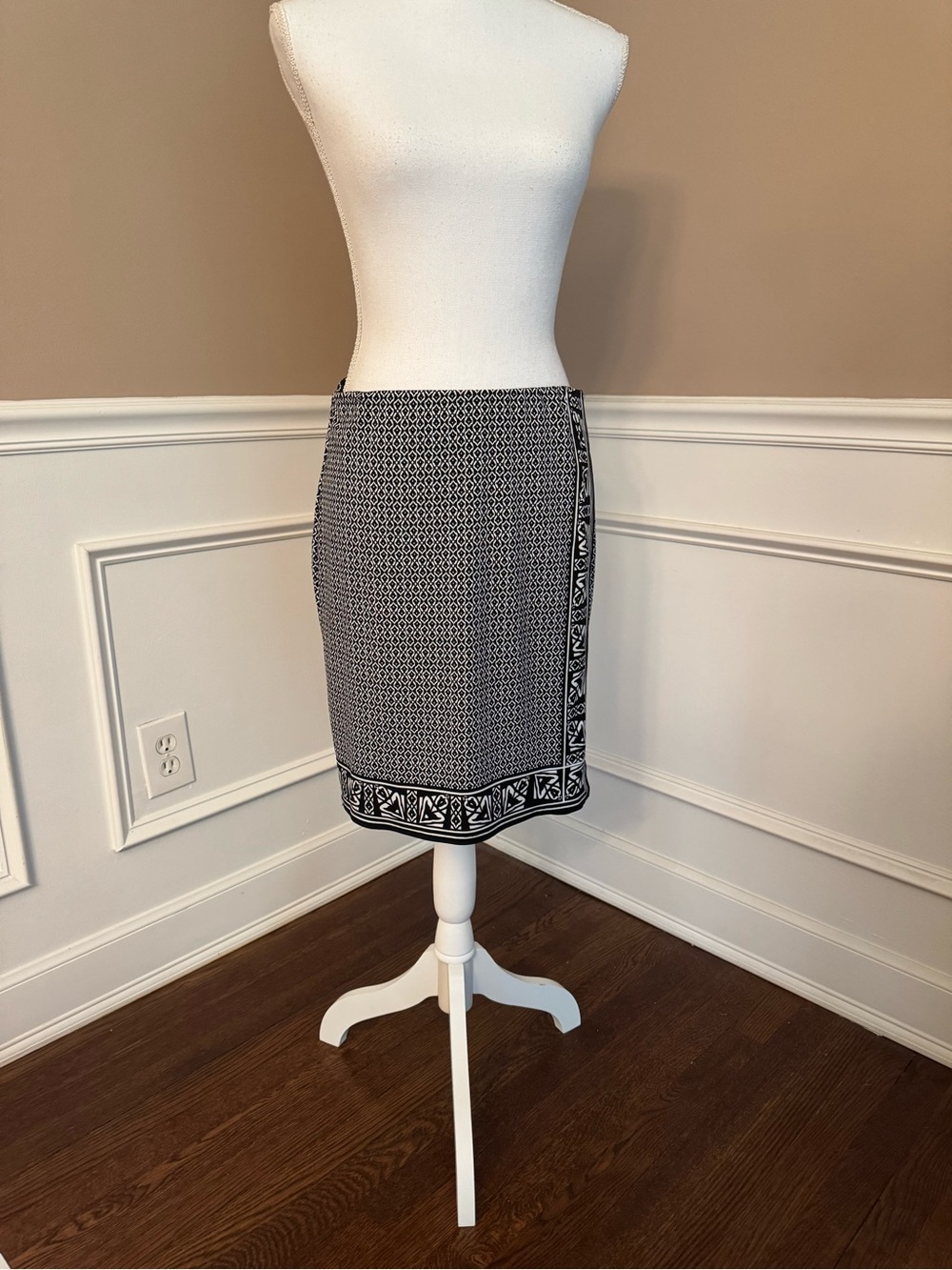 Max Studio Black and White Patterned Pencil Skirt